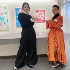 Suzumi Suzuki Instagram - 大学にりょすけさんと3人で泊まって寒すぎて段ボールの中入ったのとか、COVID-19前にパリのモンマルトルのカルーセル前で再会して抱き合ったのとか思い出しながら伊勢丹のアンナちゃん @anna_eats_colors の展示を見に行ってきました。またねっ
#annatakahashi #sweetdreams #art #painting