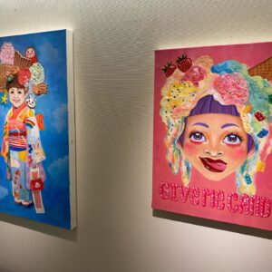 Suzumi Suzuki Instagram - 大学にりょすけさんと3人で泊まって寒すぎて段ボールの中入ったのとか、COVID-19前にパリのモンマルトルのカルーセル前で再会して抱き合ったのとか思い出しながら伊勢丹のアンナちゃん @anna_eats_colors の展示を見に行ってきました。またねっ
#annatakahashi #sweetdreams #art #painting