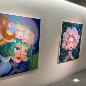 Suzumi Suzuki Instagram - 大学にりょすけさんと3人で泊まって寒すぎて段ボールの中入ったのとか、COVID-19前にパリのモンマルトルのカルーセル前で再会して抱き合ったのとか思い出しながら伊勢丹のアンナちゃん @anna_eats_colors の展示を見に行ってきました。またねっ
#annatakahashi #sweetdreams #art #painting
