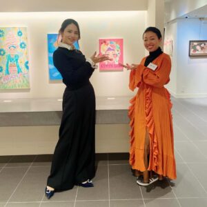 Suzumi Suzuki Instagram - 大学にりょすけさんと3人で泊まって寒すぎて段ボールの中入ったのとか、COVID-19前にパリのモンマルトルのカルーセル前で再会して抱き合ったのとか思い出しながら伊勢丹のアンナちゃん @anna_eats_colors の展示を見に行ってきました。またねっ
#annatakahashi #sweetdreams #art #painting