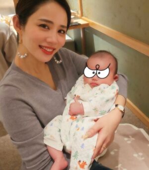 Suzumi Suzuki Instagram - 友人らの赤子を抱き続けてもう20人目くらいなわけだし、これで1人くらい産んだっていう計算にしていいかな…
Yukkoおめでとー！入学式で二つ前の席に座ったのは1999年、あれからもうすぐ25年とは恐ろしいが、命は受け継がれていくものだね。