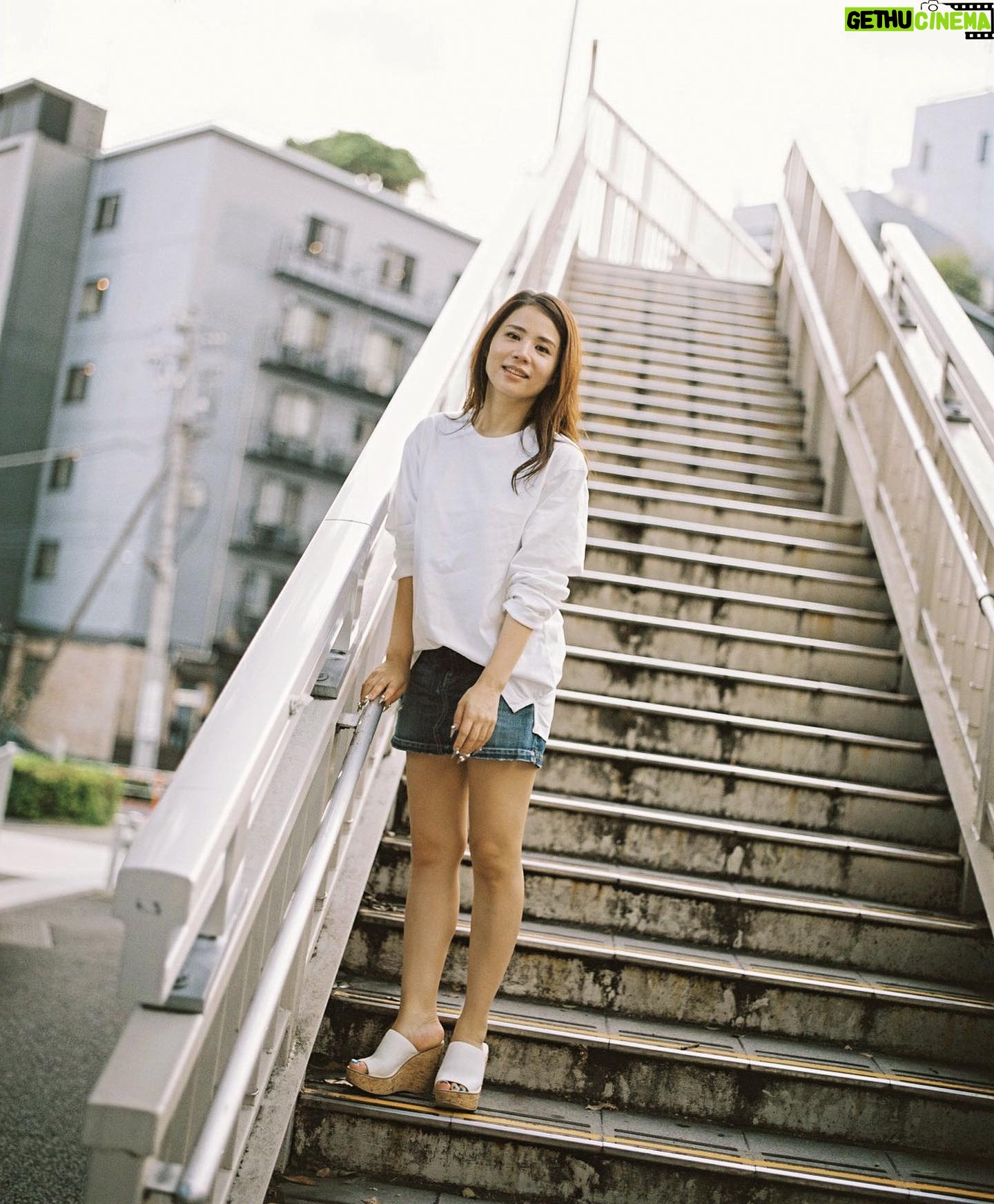 Suzumi Suzuki - 582 Likes - ćć«ćŗć©ć¤ćé£č¼ęÆęåćć«ę“ę°ā· http://hillslife.jp/culture/2023/11/01/words-to-wear_7/
ä»ęćÆäøå¦ę ”ć®ćć£ćé§
ć®č©±ćØéåć²ćØćæćč
¹ć空ćććåč
ć©ććć®ć³ććć瓹ä»ćć¦ć¾ćć
photo by Ittetsu Matsuoka
#hillslife