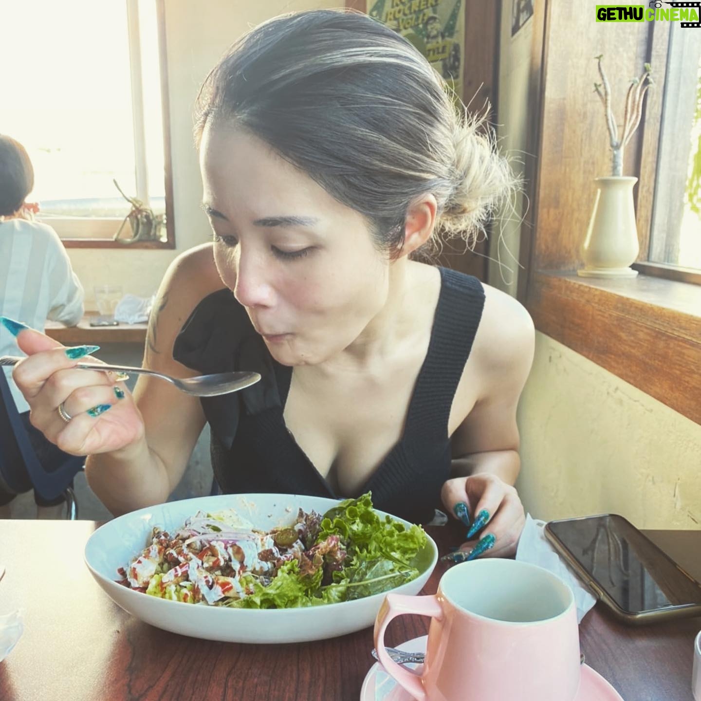 Suzumi Suzuki - 776 Likes - Eat well in Okinawa memo. Chatan area.
1. Pipeline coffee. Mexican deli and cafe. Tables outside and inside.
2. CC’s Chicken N’ Waffles. Greasy chicken and waffles. Good for brunch.
3. Good day coffee. Famous for breakfast and good coffee .
4. Miyako-Soba Ai 愛. Okinawa traditional noodles, open all night.
5. Taco rice at Naha airport food court. Okinawa soul food.
#okinawa #eat #food #沖縄グルメ #chatan #soulfood
