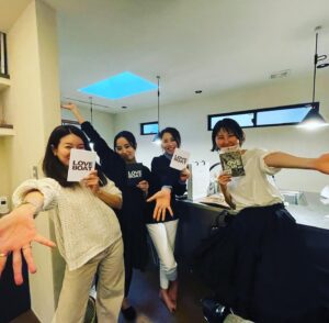 Suzumi Suzuki Instagram - 2022 Best Buy! 
ラブボートの鏡は青春時代に全員が持ってたノスタルジックな逸品。プリクラ貼りたい！
#loveboat #adolescence