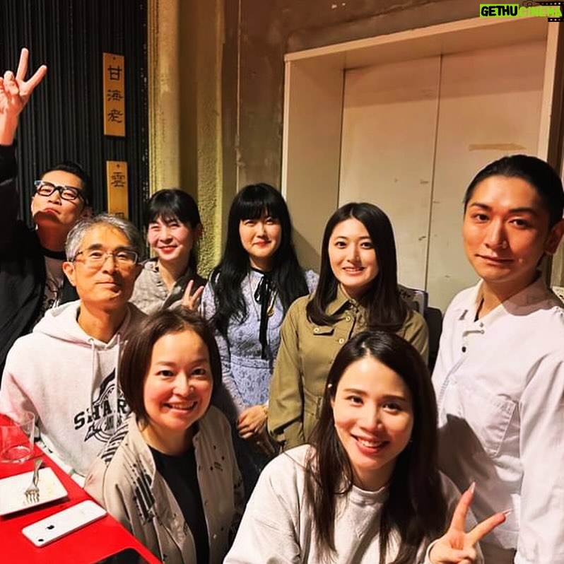 Suzumi Suzuki - 1K Likes - 昨夜は本屋B&Bで原カントくんとともに半年間開いていた「夜の読書室」のメンバーの一部が再結集して結婚のお祝いしてくれましたっ!本がきっかけで皆様の輪が広がり、私にも新たな刺激が増えるこんな嬉しいことはなかなかありません。リモートで参加してくれた関西のメンバーも♪
夜の読書室は今年も下半期、固定の少人数メンバーでオンラインandリアルで開きたいと思っています!というか @harakantokukett が開いてくれるはずです!ぜひ新しい方も参加してください!
お店は歌舞伎町へいらっしゃい。▶︎ @shun_smappa
ホストで歌人で私の旦那さんでもある大将が歌舞伎町の中心で愛を握りますのでこちらも宜しくお願いします。