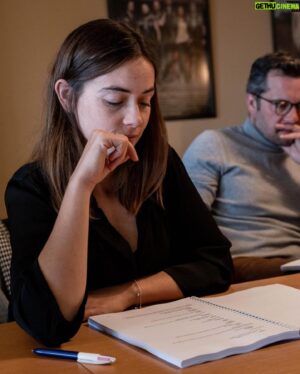 Sven de Ridder Instagram - De lezing van PRISON PARTY was een leuke kennismaking met de personages en de fratsen die ze uithalen in de gevangenis! Kom dat zien vanaf 29 februari! @theater_elckerlyc 

🎟️ tickets : 
www.svenderiddercompany.be

📷 @its.ive.89 

#prisonparty #lezing #svenderiddercompany #lente2024 #theater #bijonsistplezant #lachen