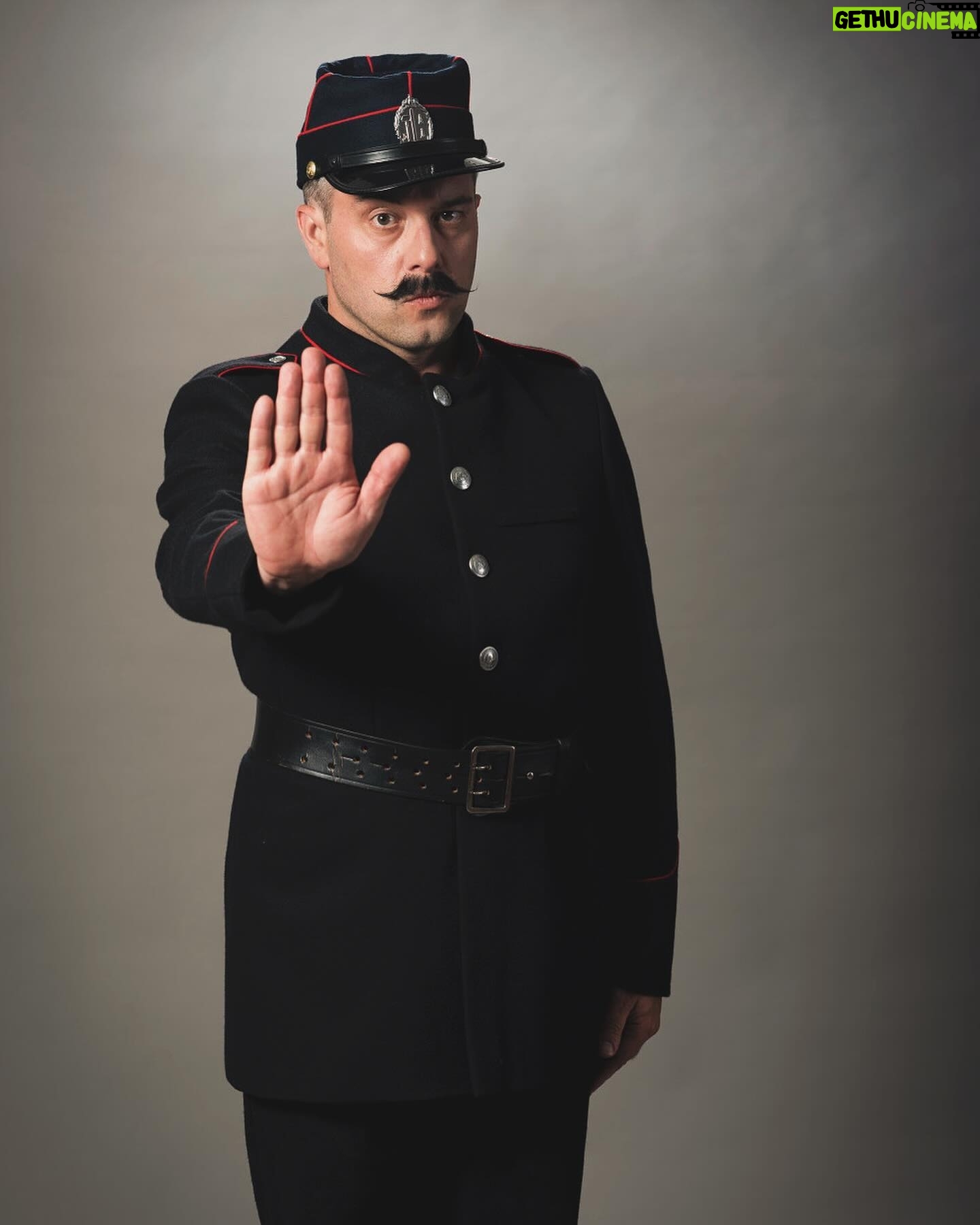 Sven de Ridder - 546 Likes - Vanaf volgende week 29 februari vertoeven we 5 weken in de gevangenis!
Kom onze zware jongens komedie
⛓️PRISON PARTY⛓️bewonderen in theater Elckerlyc.
Slechts 5 weken!
🎟️ boek je tickets nu :
www.svenderiddercompany.be
@svenderiddercompany
#prisonparty #svenderiddercompany #bijonsistplezant #komedie #theater #lachen #live #jarendertig #1934 #🎭