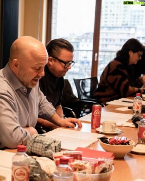 Sven de Ridder Instagram - De lezing van PRISON PARTY was een leuke kennismaking met de personages en de fratsen die ze uithalen in de gevangenis! Kom dat zien vanaf 29 februari! @theater_elckerlyc 

🎟️ tickets : 
www.svenderiddercompany.be

📷 @its.ive.89 

#prisonparty #lezing #svenderiddercompany #lente2024 #theater #bijonsistplezant #lachen