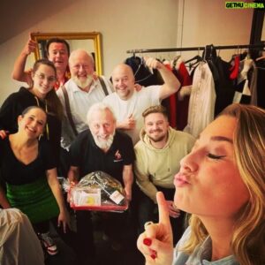 Sven de Ridder Instagram - Voor ons was de laatste voorstelling in het Fakkeltheater ook de laatste keer dat we mochten samenwerken met huistechnieker Patrick. Hij gaat later dit jaar met welverdiend pensioen maar niet zonder een uitgebreide merci en afscheidscadeau van de Sven De Ridder Company. Dank voor al de jaren van professionele inzet, Patrick!

#patrick #fakkeltheater #svenderiddercompany #secretsanta #bijonsistplezant
