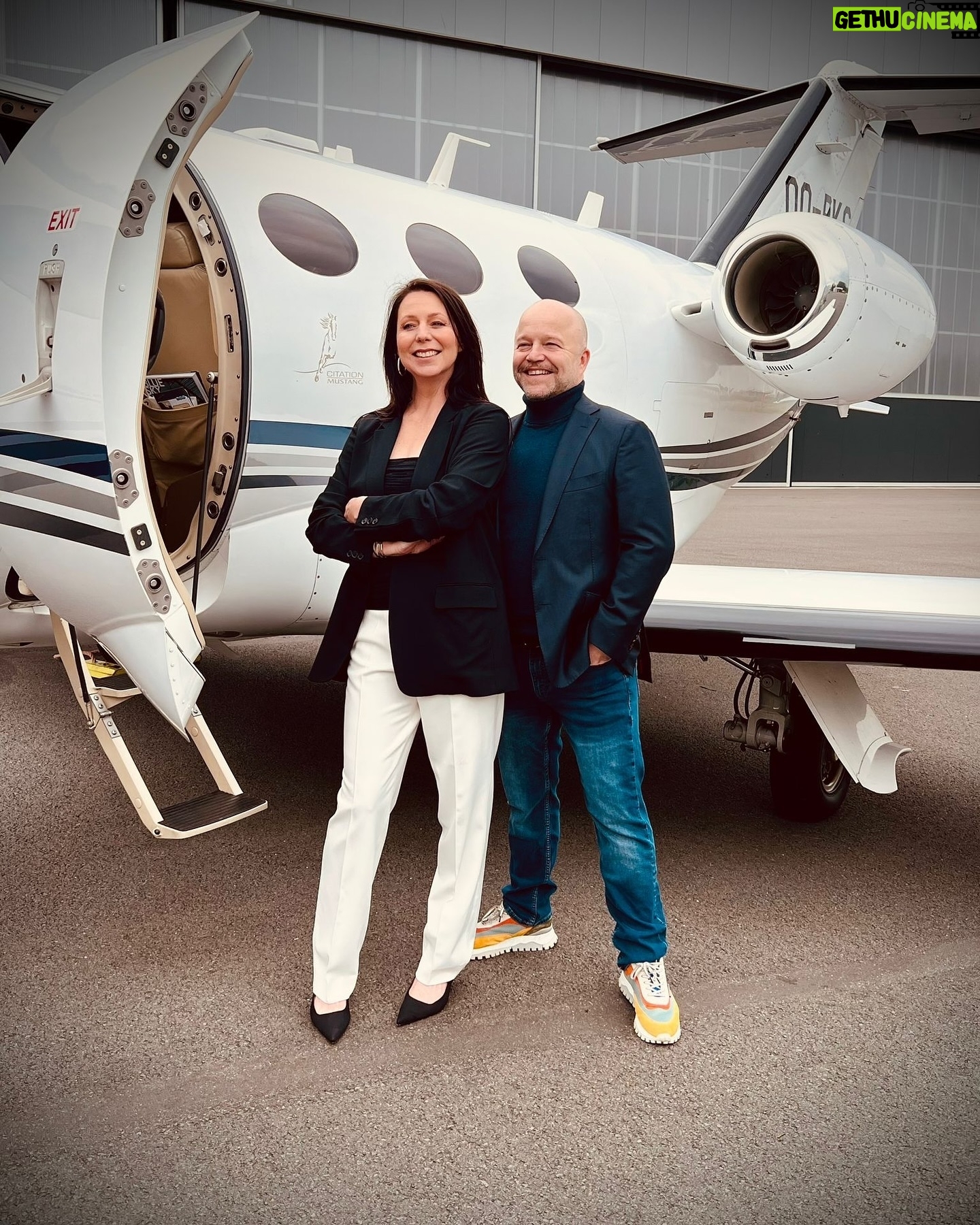 Sven de Ridder - 823 Likes - Flying High!
Vandaag persconferentie Hoog In De Lucht!
🛫 vanaf 18 juli in theater Elckerlyc en dit najaar op tour door Vlaanderen en zelfs Nederland!
Info & tickets www.svenderiddercompany.be
Link in bio
#svenderiddercompany #hoogindelucht #bijonsistplezant #✈️