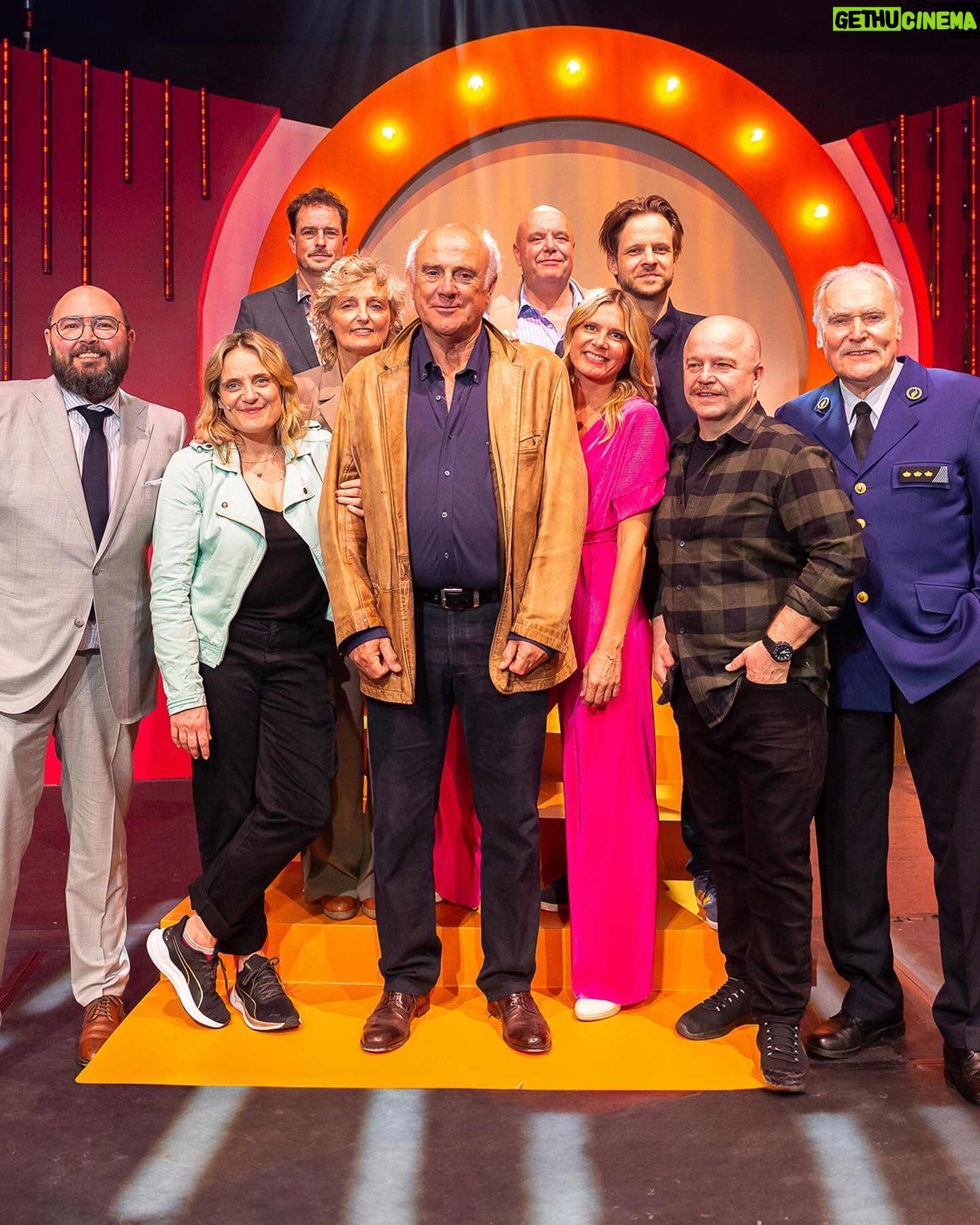 Sven de Ridder - 1K Likes - Hoofdinspecteur Van In is weer helemaal terug van weggeweest.🕵🏼♂️ Dat bewees hij afgelopen weekend tijdens de premiere van Aspe – Moord in de studio. 🎭 Zelf komen meespeuren? Koop de laatste tickets in link in bio. #welkombackstage #PlayZuid