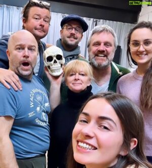 Sven de Ridder Instagram - Week 2 van de repetities zit erop…
Deze geweldige ploeg is goed bezig!
We hebben al iemand gevonden in ‘t prison die er al een tijdje zat… 💀
Kom meer te weten over wie dit was in Prison Party! 

Tickets www.svenderiddercompany.be

#prisonparty #svenderiddercompany #bijonsistplezant #wezijngoedbezig
