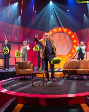 Sven de Ridder Instagram - Hoofdinspecteur Van In is weer helemaal terug van weggeweest.🕵🏼‍♂️ Dat bewees hij afgelopen weekend tijdens de premiere van Aspe – Moord in de studio. 🎭 Zelf komen meespeuren? Koop de laatste tickets in link in bio. #welkombackstage #PlayZuid