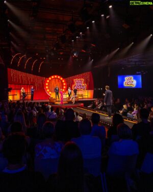 Sven de Ridder Instagram - Hoofdinspecteur Van In is weer helemaal terug van weggeweest.🕵🏼‍♂️ Dat bewees hij afgelopen weekend tijdens de premiere van Aspe – Moord in de studio. 🎭 Zelf komen meespeuren? Koop de laatste tickets in link in bio. #welkombackstage #PlayZuid