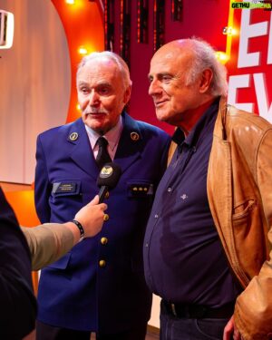 Sven de Ridder Instagram - Hoofdinspecteur Van In is weer helemaal terug van weggeweest.🕵🏼‍♂️ Dat bewees hij afgelopen weekend tijdens de premiere van Aspe – Moord in de studio. 🎭 Zelf komen meespeuren? Koop de laatste tickets in link in bio. #welkombackstage #PlayZuid