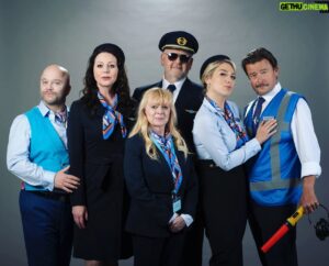 Sven de Ridder Instagram - Geweldige première achter de rug van onze zomerkomedie Hoog In De Lucht ✈️.
Een hoogvlieger van formaat! 

#svenderiddercompany #bijonsistplezant 
#lachen #komedie #theater #live #🛫