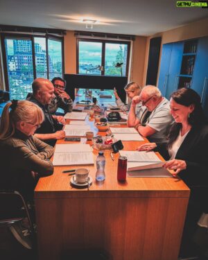 Sven de Ridder Instagram - Al goed gelachen tijdens de eerste lezing van onze nieuwe zomerkomedie
 ✈️ HOOG IN DE LUCHT 🛫

Vanaf 18 juli!
Tickets link in bio of
www.svenderiddercompany.be

#svenderiddercompany #bijonsistplezant