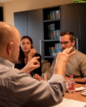 Sven de Ridder Instagram - De lezing van PRISON PARTY was een leuke kennismaking met de personages en de fratsen die ze uithalen in de gevangenis! Kom dat zien vanaf 29 februari! @theater_elckerlyc 

🎟️ tickets : 
www.svenderiddercompany.be

📷 @its.ive.89 

#prisonparty #lezing #svenderiddercompany #lente2024 #theater #bijonsistplezant #lachen