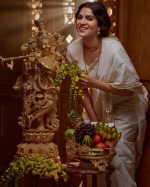 Swasika Instagram - Happy vishu to everyone😊😊😊

DOP @mojin_thinavilayil 
Styling & MUA : @sreegeshvasan_makeupartist 
 : @vasan_makeupartist 
Costume : @riadesigns_calicut 
Jewellery : @parakkat_jewels 
Ast. :  @_abhijith.r._