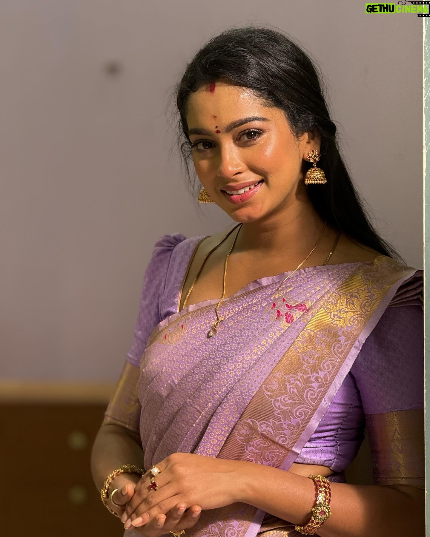 Swathi Konde - 51.8K Likes - Lavender 💜
Wearing @visha_boutique_
Bangles @littlefingers_bridal_jewellery
#sarees