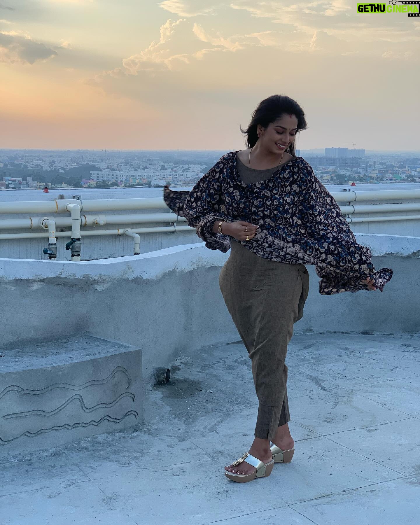 Swathi Konde - 46.9K Likes - When sky meets me ⛅️
Wearing @yaradesigners
#cloud #view #photographer #follow #bluesky #skyporn #beauty #life #tree #water #trees #instadaily #amazing #night #happy #italy #green #sunsets #city #cielo #sunsetphotography #light #architecture #moon #flowers #instalike #skyline #adventure #a #explore