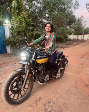 Swetha Gai Instagram - Babe 💛🖤
#mybikeandi #honda #blackandyellow #bigwing #rideordie
