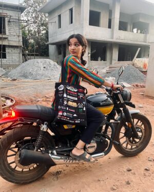 Swetha Gai Instagram - Babe 💛🖤
#mybikeandi #honda #blackandyellow #bigwing #rideordie