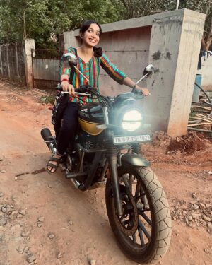 Swetha Gai Instagram - Babe 💛🖤
#mybikeandi #honda #blackandyellow #bigwing #rideordie