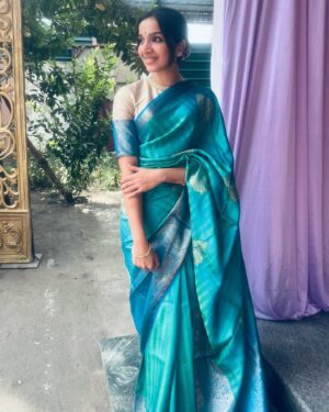 Swetha Gai Instagram - Always a third wheel 🤷🏻‍♀️
Also this wonderful saree is from @srikumaranstores1955 ❤️

#longtimenosee