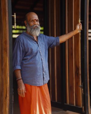 Swetha Gai Instagram - The man who set the spirit in me ablaze.
My Guru 🙏🏻

Thank you for the beautiful pictures @ashiqeue ☺️

#kalaripayattu #guruji #gurupurnima #kshatriya #practice #sadhana #kalarigram #gratitude