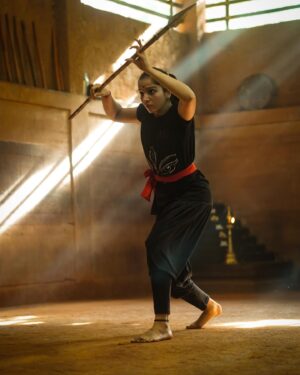 Swetha Gai Instagram - The man who set the spirit in me ablaze.
My Guru 🙏🏻

Thank you for the beautiful pictures @ashiqeue ☺️

#kalaripayattu #guruji #gurupurnima #kshatriya #practice #sadhana #kalarigram #gratitude