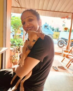 Swetha Gai Instagram - Pure joy♥️♥️🥹🥹
#smitten #puppylove #auroville #dogmom #nomnomnom