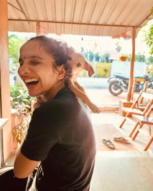 Swetha Gai Instagram - Pure joy♥️♥️🥹🥹
#smitten #puppylove #auroville #dogmom #nomnomnom