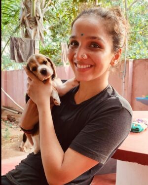 Swetha Gai Instagram - Pure joy♥️♥️🥹🥹
#smitten #puppylove #auroville #dogmom #nomnomnom
