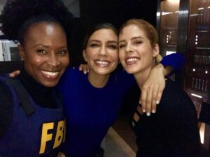 Sydelle Noel Instagram - A R R O W ‘ S  A N G E L S 
Well,  not so much... 🏹 I tried. 
#WCW on these two right here! @emilybett @julianaharkavy Don’t know if you’re ready for episode 3 of @cw_arrow 
#SamandaWatson #BlackCanary #FelicitySmoak