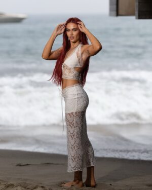 Sydney Paight Instagram - Meet me by the water?🐬

📸 @bobby_pap_la