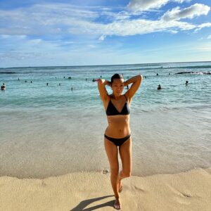 Sydney Viengluang Instagram - Mahalo, Hawaii 🙏🏽🌺

#hawaii #mahalo #oahu #waikiki #beach #travel