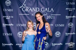 Sylvie Filloux Instagram - Élégamment diplômés🥂(non je n’ai pas passé l’entièreté de cette soirée pieds nus…)