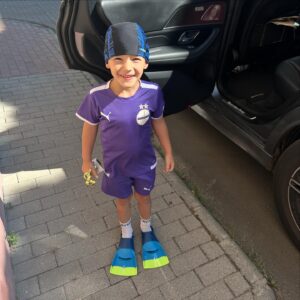 Széki Attila Instagram - A kisfiam így sétált velem miután megkapta a békatalpat és az úszósapkát🤣🤣🤣
Mondtam neki, ahogy jólesik kisfiam💜