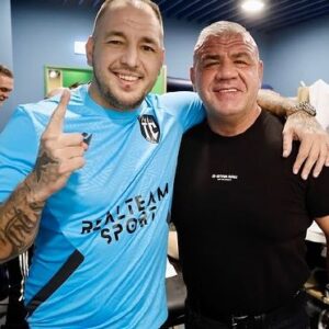 Széki Attila Instagram - We blame society, while we are society…

Évekig szorongtam így június derekán, vajon sikerül-e, vajon lesz-e egy nagyon halvány rés, amin át tudok csúszni és meglesz a “következő osztályba léphet” a bizonyítványom legalján 🙈🙈😁
Ha őszinte akarok lenni, legtöbbször a mi időnkbe még létező kerületi foci bajnokság repített a következő osztályig, hiszen évekig szállítottuk a legfényesebb érmet a sulinak, így a végén mindig megszántak ⚽️🔝🤞

Lassan tele lesz a Facebook kitűnő bizonyítványokkal, külön oklevelekkel és díjakkal, amihez már most előre gratulálok mindenkinek, ezért szeretnék még előtte szólni azokhoz, akiknek nem sikerült🔝

Szóval, ha nem sikerült jól a tanév és megbuktál, mi itt vagyunk és segítünk neked!
Tavaly már megcsináltuk, kilencből heten átmentek a pótvizsgán, úgyhogy most rajtad a sor!

Ha tényleg akarod, mi adjuk azt a pluszt, ami elég lesz!

Ha nehéz anyagi helyzetben vagytok és nem tudtok felkészítő tanárt fogadni, csak írjatok nekem és a Team Curtis jótékonysági csapata biztosítja majd a pénzt hozzá, megígérem 🤞
Ne félj segitséget kérni, ezek a legfontosabb éveid!

Nézétek ezeket a képeket, fel sem hívtam még mindenkit, de garantálom hogy ők mind mögöttetek állnak és segítenek, úgyhogy semmi gáz, csináljuk✔️

Attila Széki, Kabát Péter, Marics Peti, Brúnó Pető, Badalik Szabolcs, Vermes Krisztián, DJ PARAFA, Teletál Tibi, Béres Attila, Norbert Kerényi, Curtis, Papp Olivér, Szekér Zoltán, Széki Tibor, Koko, Újpest FC, Istvan Kovacs, Zoltán Szélesi, Várkonyi Attila Dominique, Ujvári Izabella, Kurai László Bank Ádám, Ádám Privigyei, Terasztető mester…❤️