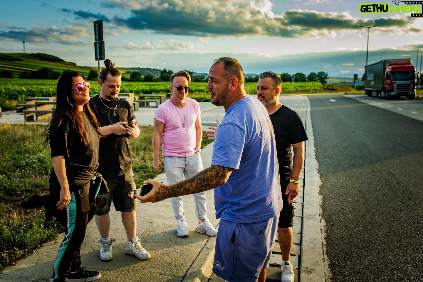 Széki Attila - 2.4K Likes - Tegnap már akklimatizálódtunk a zenekarral Marosvásárhelyen👑🙏🏽💜🇭🇺
Ma este pedig csinálunk egy nagy bulit nektek 23:45től a Petőfi nagyszínpadon a @vibefesztival -on!
Gyertek és b@sszunk oda 💎
#CURTIS #TEAMCURTIS
