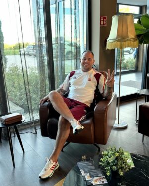 Széki Attila Instagram - Megérkeztünk 👑🇭🇺⚽️💜
HAJRÁ MAGYARORSZÁG !!!

@ovadi_laci  @l.hideg1977  @szekerzo