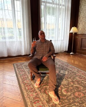 Széki Attila Instagram - Leforgattuk a legújabb videóklippemet a mai nap folyamán Lillafüreden a @hotelpalota.lillafured -ben. Július 25-én lesz a premier, remélem várjátok🙏🏽💜

CURTIS / KEGYELEM
07.25

@jimydirector 
@mayer_zoltan_hsc 
@marschalgreta