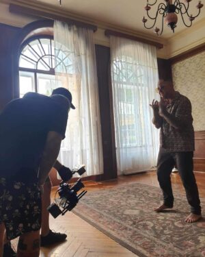 Széki Attila Instagram - Leforgattuk a legújabb videóklippemet a mai nap folyamán Lillafüreden a @hotelpalota.lillafured -ben. Július 25-én lesz a premier, remélem várjátok🙏🏽💜

CURTIS / KEGYELEM
07.25

@jimydirector 
@mayer_zoltan_hsc 
@marschalgreta