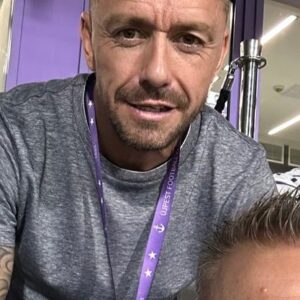 Széki Attila Instagram - We blame society, while we are society…

Évekig szorongtam így június derekán, vajon sikerül-e, vajon lesz-e egy nagyon halvány rés, amin át tudok csúszni és meglesz a “következő osztályba léphet” a bizonyítványom legalján 🙈🙈😁
Ha őszinte akarok lenni, legtöbbször a mi időnkbe még létező kerületi foci bajnokság repített a következő osztályig, hiszen évekig szállítottuk a legfényesebb érmet a sulinak, így a végén mindig megszántak ⚽️🔝🤞

Lassan tele lesz a Facebook kitűnő bizonyítványokkal, külön oklevelekkel és díjakkal, amihez már most előre gratulálok mindenkinek, ezért szeretnék még előtte szólni azokhoz, akiknek nem sikerült🔝

Szóval, ha nem sikerült jól a tanév és megbuktál, mi itt vagyunk és segítünk neked!
Tavaly már megcsináltuk, kilencből heten átmentek a pótvizsgán, úgyhogy most rajtad a sor!

Ha tényleg akarod, mi adjuk azt a pluszt, ami elég lesz!

Ha nehéz anyagi helyzetben vagytok és nem tudtok felkészítő tanárt fogadni, csak írjatok nekem és a Team Curtis jótékonysági csapata biztosítja majd a pénzt hozzá, megígérem 🤞
Ne félj segitséget kérni, ezek a legfontosabb éveid!

Nézétek ezeket a képeket, fel sem hívtam még mindenkit, de garantálom hogy ők mind mögöttetek állnak és segítenek, úgyhogy semmi gáz, csináljuk✔️

Attila Széki, Kabát Péter, Marics Peti, Brúnó Pető, Badalik Szabolcs, Vermes Krisztián, DJ PARAFA, Teletál Tibi, Béres Attila, Norbert Kerényi, Curtis, Papp Olivér, Szekér Zoltán, Széki Tibor, Koko, Újpest FC, Istvan Kovacs, Zoltán Szélesi, Várkonyi Attila Dominique, Ujvári Izabella, Kurai László Bank Ádám, Ádám Privigyei, Terasztető mester…❤️