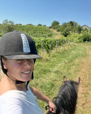 Szonja Oroszlán Instagram - Kisfiú 🥰 Dràga Danikàm règi baràtja elvitt ma reggel csatangolni, azon a vidèken ahol anno Dancsit megismertem. A lovaglàs a legjobb dolog a vilàgon. 🐴🙏 #horsebackriding #notmyhorse #balaton #backinthesaddle #bestthing #horses #nature #freshair #sunshine