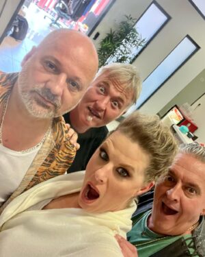 Szonja Oroszlán Instagram - Valamit mondtam, de csak ez a nègy enber tudja 😂 @herendi.gabor #thuroczyszabolcs #faragoandras #valamivicces #acting #shooting #funny