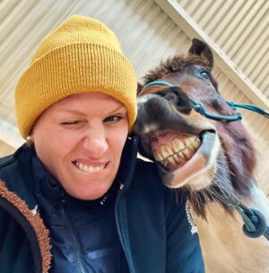 Szonja Oroszlán Instagram - 1. kèpen Arrow-val grimaszolunk 🐴🤪, 2. kèpen aztàn megmutatjuk, hogy tudunk szèpen is nèzni 🐴🥰 #notmyhorse #funnyhorse #arrow #selfie #bodywork #certified #mastersonmethodpractitioners #funjob