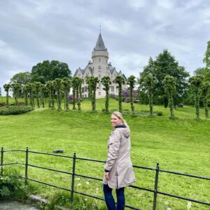 Szonja Oroszlán Instagram - Azért itt szívesen lennék királylány… 🏰👸🇳🇴 #castle #gamlehaugen #norway #bergen #tourist #travel #beauty #holiday
