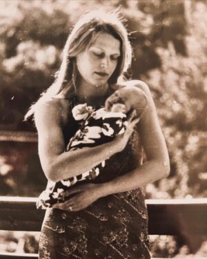 Szonja Oroszlán Instagram - Boldog Anyàk napjàt! ❤️🍼🤗🌷#azènanyukàm #mothersday #mymom #tbt